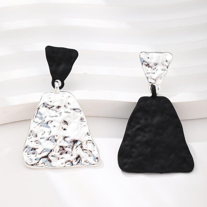 Black And White Colorblock Earrings - zuzumia