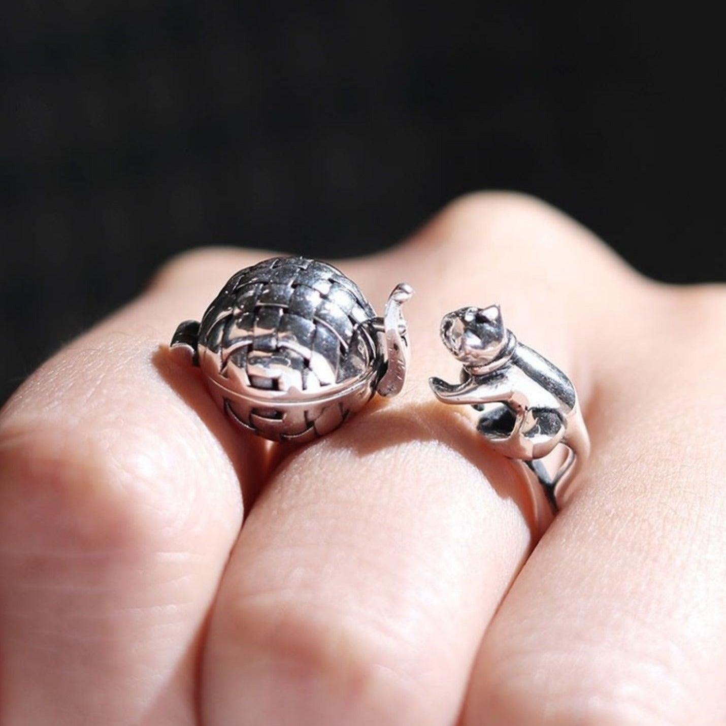 'Cute Cat Playing Ball' Creative Perfume Ring - zuzumia